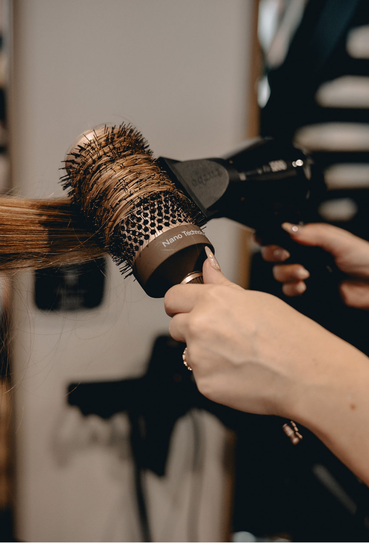 Round brush blow-dry detail